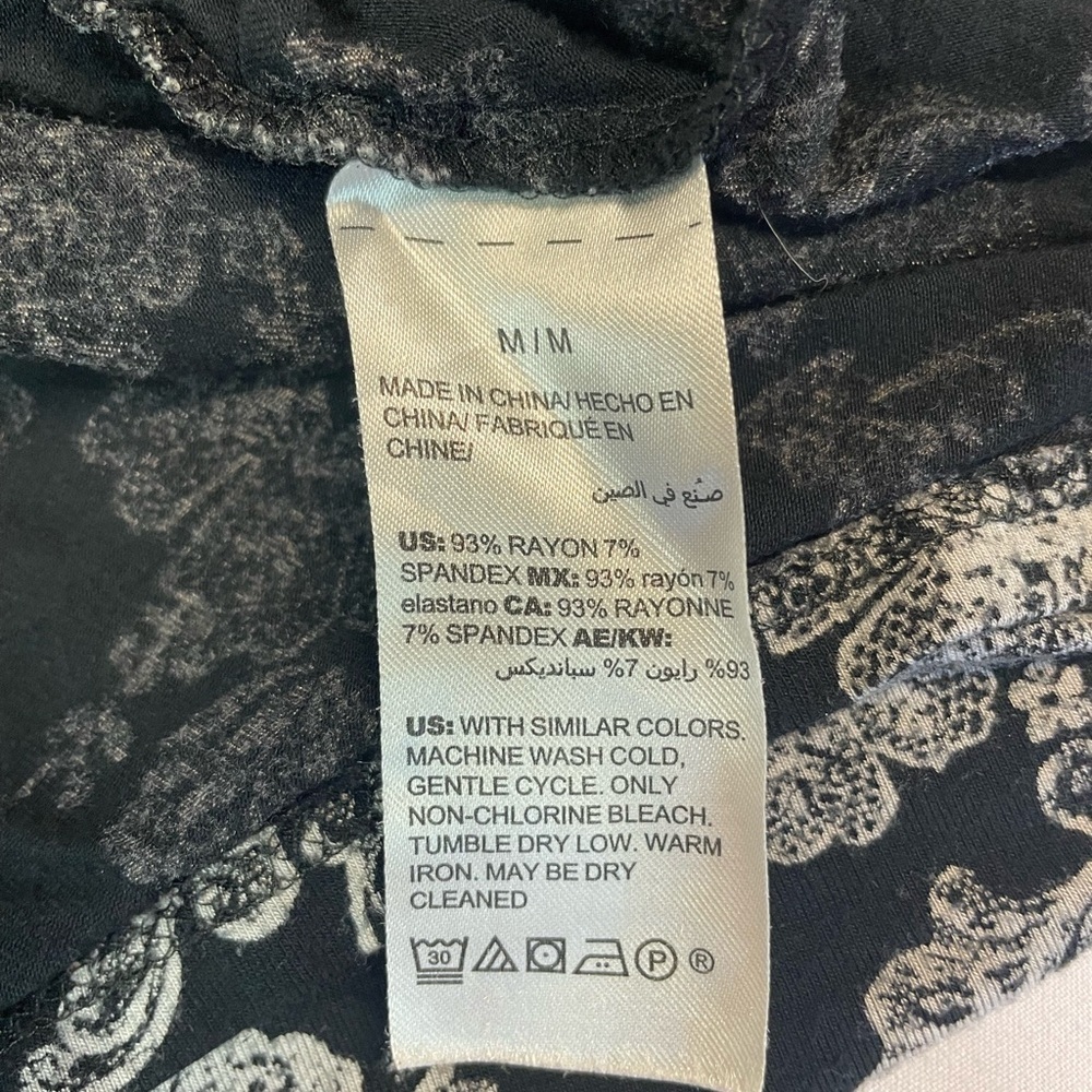 Soma black and white floral night flown with a shelf bra. So soft. Womens size M - Picture 4 of 5